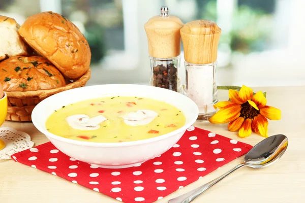 Sopa fragante en plato blanco en la mesa en el fondo de la ventana primer plano — Foto de Stock