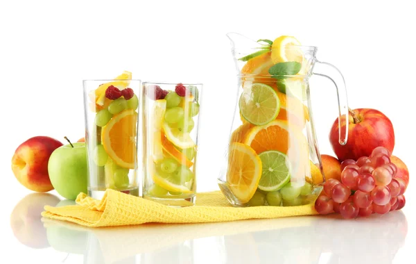 透明 jar 和柑橘类水果，白色上隔离带眼镜 — 图库照片
