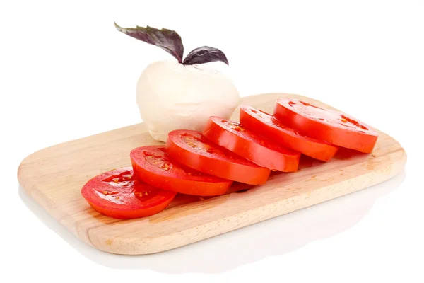 Sabrosa mozzarella con tomates en la tabla de cortar aislado en blanco — Foto de Stock