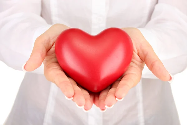 Coeur rouge dans les mains de la femme, sur fond blanc gros plan — Photo