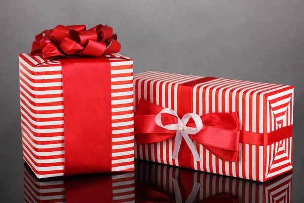 Bunte rote Geschenke auf grauem Hintergrund — Stockfoto