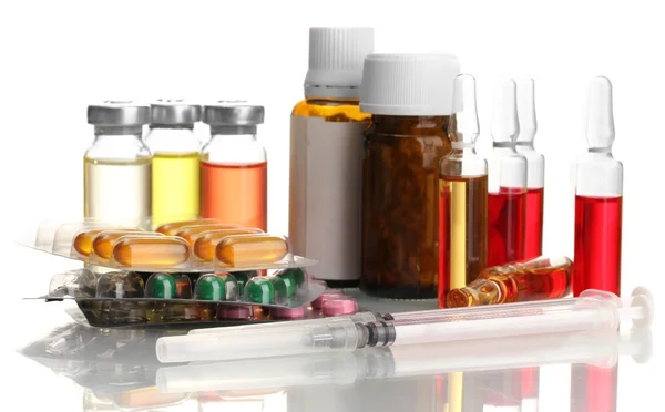 Ampollas médicas, frascos, pastillas y jeringas, aisladas en blanco — Foto de Stock