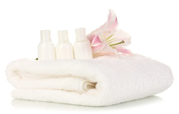Vackra lily med handduk och flaskor isolerad på vit — Stockfoto