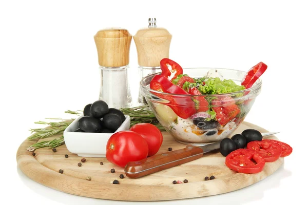 在包围成分为烹饪孤立在白色的玻璃碗中的新鲜希腊沙拉 — 图库照片
