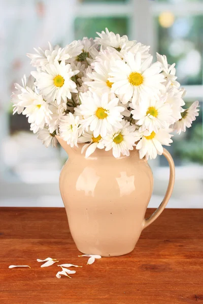 Daisies in vase in cafe — Stock Photo, Image