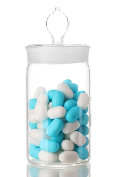 Frasco transparente con pastillas aisladas en blanco — Foto de Stock