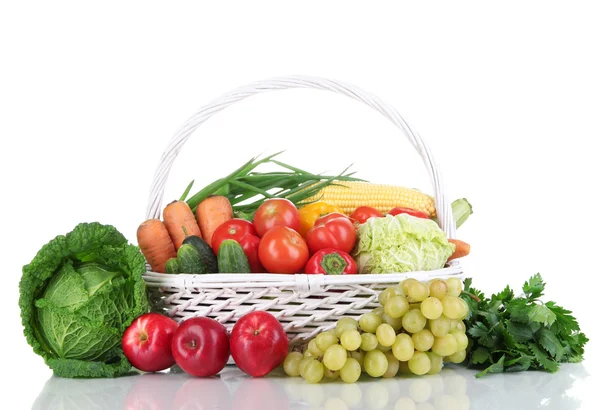 Σύνθεση με λαχανικά και φρούτα σε ψάθινο καλάθι που απομονώνεται σε λευκό — Φωτογραφία Αρχείου