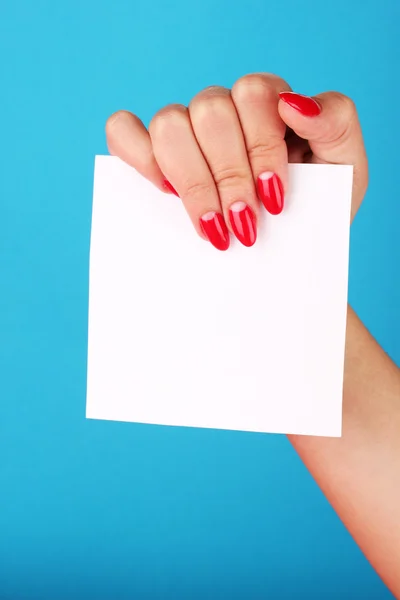 Kvinnans hand innehav tomt kort på färgbakgrund — Stockfoto