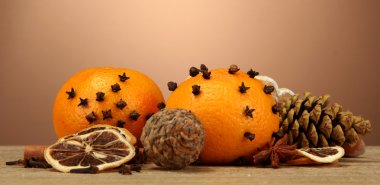 kompozisyon Noel baharat ve ahşap masa üstünde tangarines