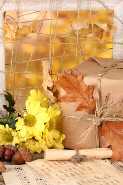 hediye, çiçek ve yaprakları parlak zemin üzerine sonbahar kompozisyon