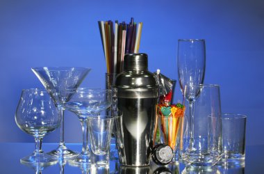 kokteyl shaker ve renkli arka plan üzerinde gözlük