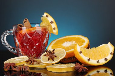 cam baharat ve mavi arka plan etrafında portakal kokulu mulled şarap