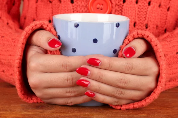 Hände halten Becher mit Heißgetränk, Nahaufnahme — Stockfoto