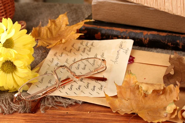 Fond d'automne : lettre romantique, lunettes et feuilles — Photo