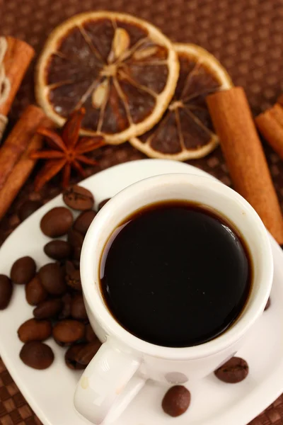 Tasse Kaffee auf braunem Hintergrund — Stockfoto