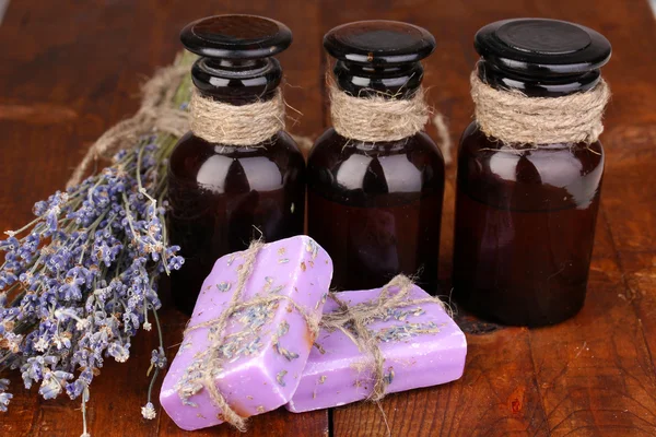 Flores e frascos de lavanda — Fotografia de Stock