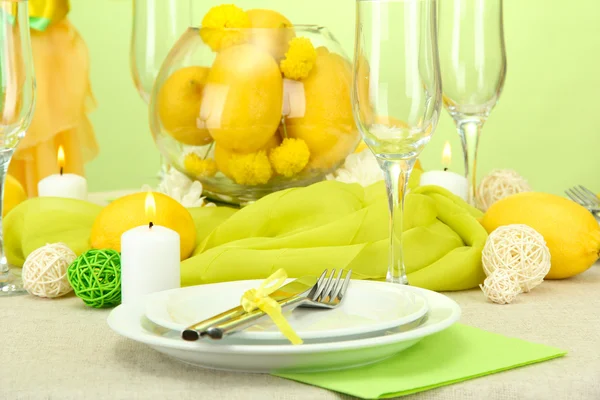 Hermoso escenario de mesa de vacaciones con limones, de cerca —  Fotos de Stock