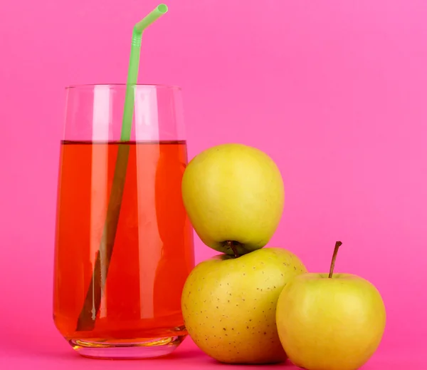 Nützlicher Apfelsaft mit Äpfeln auf rosa Hintergrund — Stockfoto