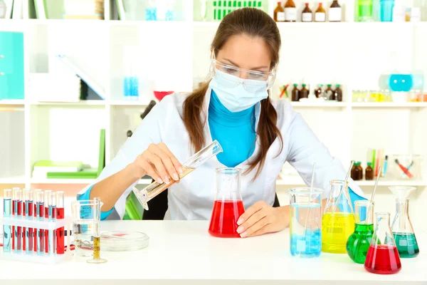 Jovem cientista em laboratório — Fotografia de Stock