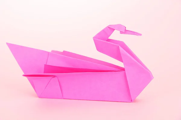 Лебедь Оригами на розовом фоне — стоковое фото