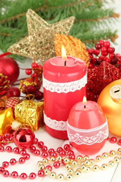 Червона свічка з різдвяною прикрасою на світлому фоні — стокове фото