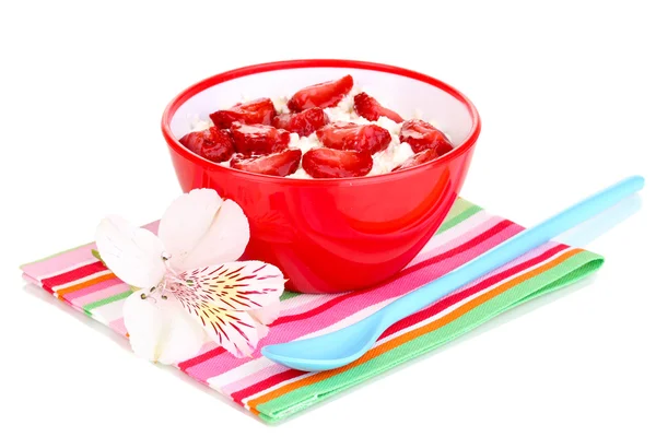 Hüttenkäse in roter Schüssel mit geschnittenen Erdbeeren isoliert auf weiß — Stockfoto