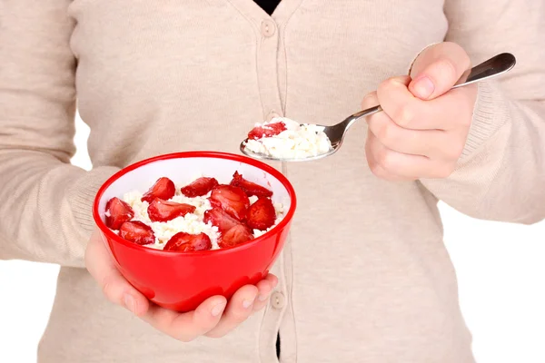 Mujer joven está comiendo queso cottage con fresas en rodajas — Foto de Stock