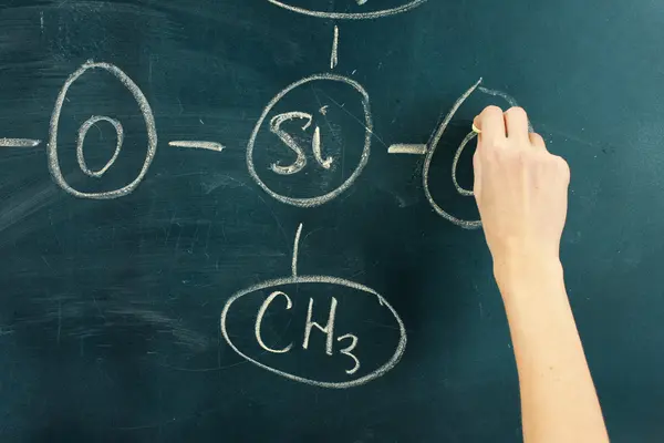 Chemische Strukturformel mit Kreide auf Tafel geschrieben. — Stockfoto