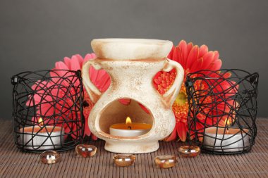 Aromaterapi lamba gri arka plan üzerinde