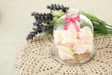 uçan daire üzerinde Marshmallows ışık arka plan şeffaf kapaklı