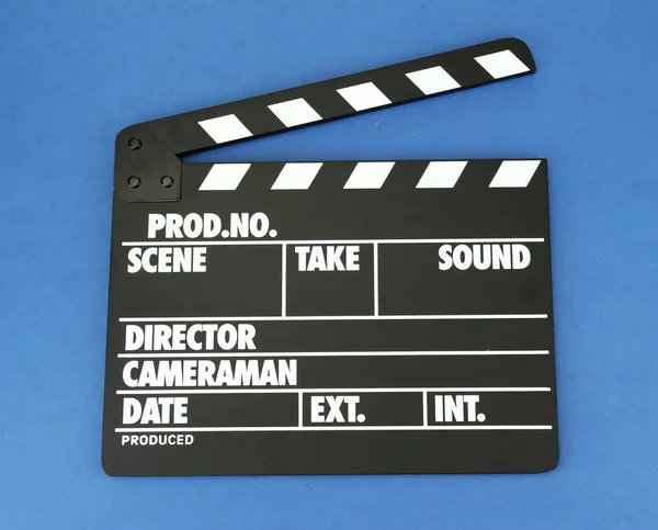 Доска для производства фильмов на цветном фоне — стоковое фото