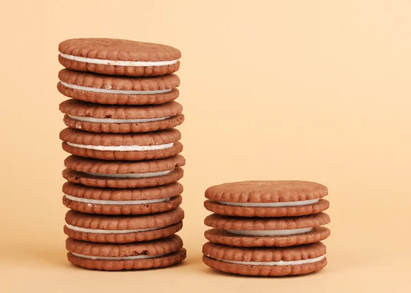 Choklad cookies med krämig skikt på beige bakgrund — Stockfoto