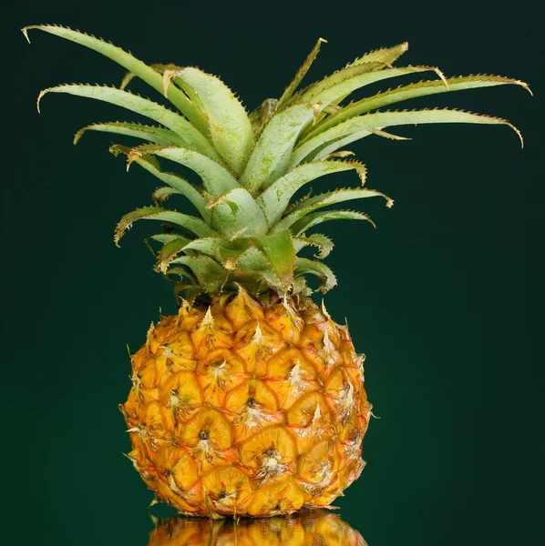 Érett ananász, sötét zöld háttér — Stock Fotó