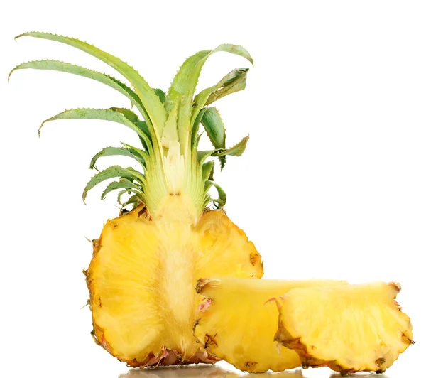 Нарезанный спелый ананас, изолированный на белом — стоковое фото
