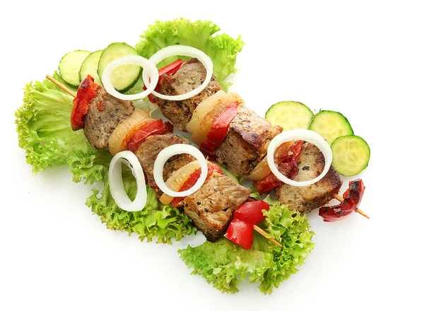 Смачне м'ясо та овочі на шампурах, ізольовані на білому — стокове фото