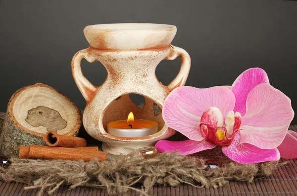 Aromatherapie-Lampe auf grauem Hintergrund — Stockfoto