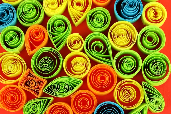 Quilling colorato su sfondo rosso primo piano — Foto Stock