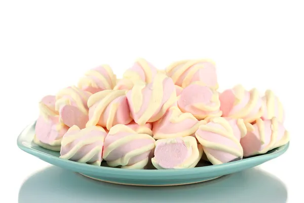Marshmallows sulla piastra di colore isolato su bianco — Foto Stock