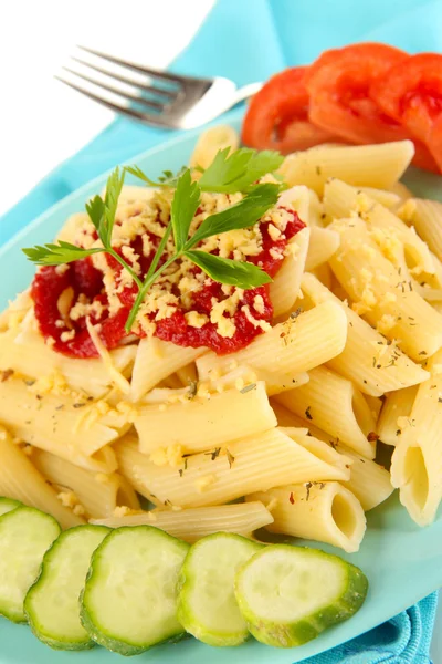 Plato de pasta Rigatoni con salsa de tomate de cerca — Foto de Stock