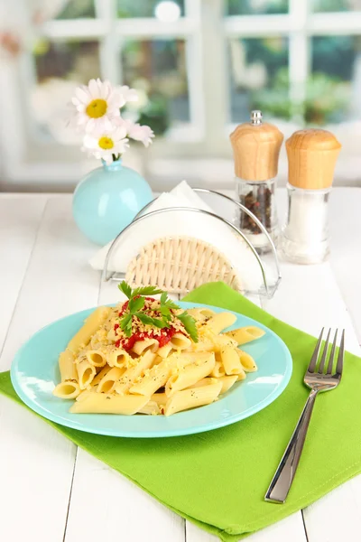 Prato de macarrão Rigatoni com molho de tomate na mesa de madeira branca no café — Fotografia de Stock