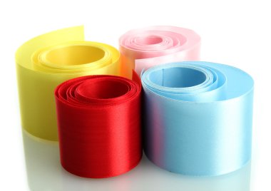 beyaz izole parlak ipek kurdeleler