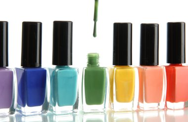 Beyaz üzerine izole edilmiş parlak oje grupları