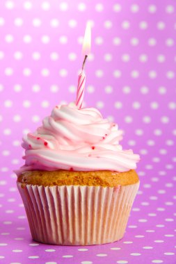 lezzetli doğum günü kek mor zemin üzerine mum