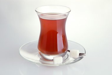 Türk çayı üzerinde beyaz izole, bardak