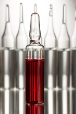 Gri arka planda tıbbi ampule