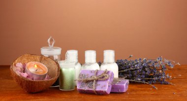 kahverengi zemin üzerine sabun yapımı için malzemeler