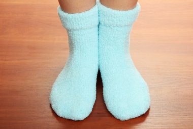 ayakları üzerinde mavi çoraplı kadın zemin Laminant Parke.