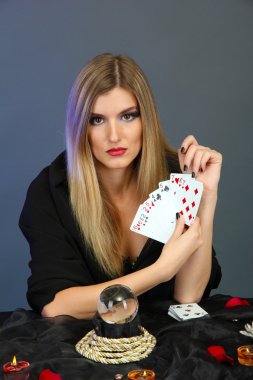 Cadı - falcı renk arka plan üzerinde