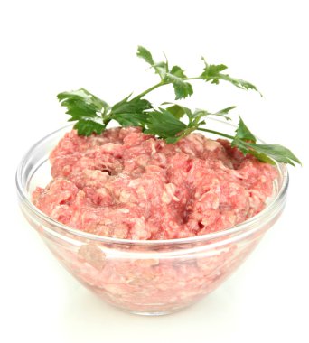 çiğ kıyma üzerine beyaz izole kase