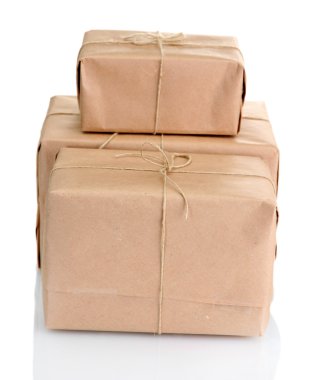 parsel üzerinde beyaz izole, kraft kağıt kutular